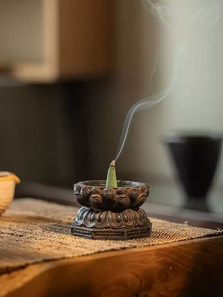 香炉与升起的香烟